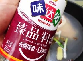 加入料酒和清水煮15到20分钟，筷子插入鸡腿没有血水出来