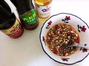 碗里加入蒜末，小米辣末，特级酱油，蚝油，米醋，再加入两勺煮鸡腿的汤拌匀