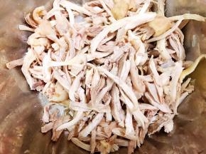 把鸡腿撕成小条