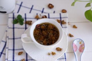 所有材料放入电热杯里,加入清水，煮至沸腾。加盖10-15分钟，即可饮用。