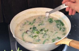 加入葱花和味精，拌匀