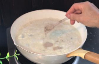 加入适量盐和胡椒粉，转小火焖煮10分钟左右