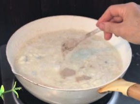 加入适量盐和胡椒粉，转小火焖煮10分钟左右