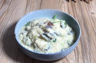 出锅装入容器中