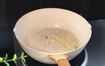 起锅放入猪油，放入姜蒜炒香