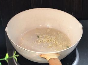 起锅放入猪油，放入姜蒜炒香