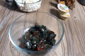 皮蛋去皮，洗净后切成小丁备用