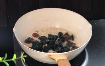 放入皮蛋，炒至表面变色