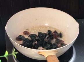 放入皮蛋，炒至表面变色