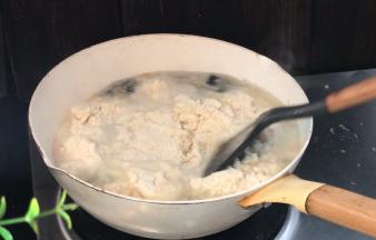 加入豆渣，拌匀