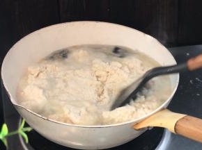 加入豆渣，拌匀