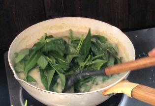 10分钟后，放入青菜拌匀