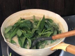 10分钟后，放入青菜拌匀