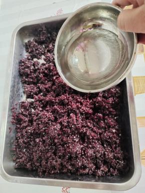 加入一碗凉开水，搅拌均匀！