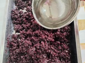 加入一碗凉开水，搅拌均匀！