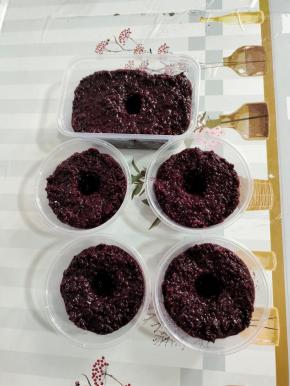 装入无油无生水的容器中，按压紧实，再在中间掏一个洞，便于出酒！