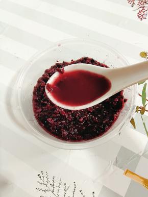 发酵好的黑米甜酒酿，酒香浓郁，甜甜的，颜色也特别漂亮！