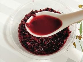 发酵好的黑米甜酒酿，酒香浓郁，甜甜的，颜色也特别漂亮！