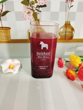 挖几勺酒酿，加点水冲开就可以喝了！喜欢甜一点的，可以加一点白糖进去！