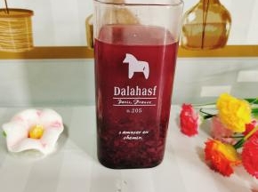 挖几勺酒酿，加点水冲开就可以喝了！喜欢甜一点的，可以加一点白糖进去！