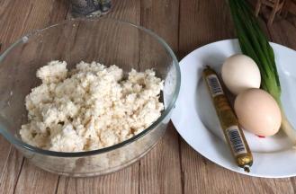 豆渣挤干水分备用