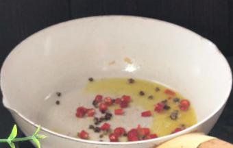 起锅热油，放入小米辣和花椒粒炒香