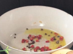 起锅热油，放入小米辣和花椒粒炒香