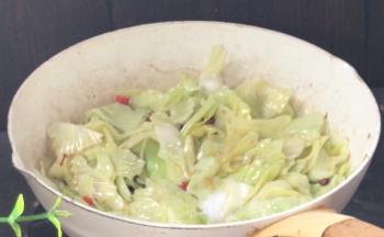 加盐，翻炒均匀