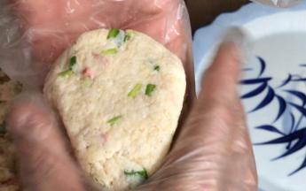 取1小团捏成饼，再用手虎口处挤出叶子状