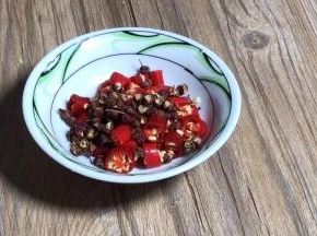 备好干辣椒和花椒粒