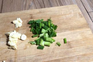 备好葱蒜末