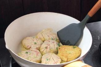 5分钟后打开锅盖，煎1分钟，煎至底面金黄即可