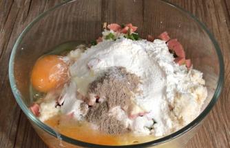 加入盐、胡椒粉和味精