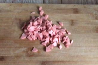 火腿肠切成小丁