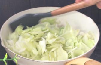 放入包菜，翻炒均匀至变软