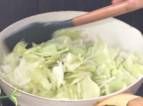 放入包菜，翻炒均匀至变软