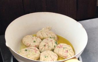 起锅热油，放入做好的豆渣饼，小火，盖上锅盖焖5分钟