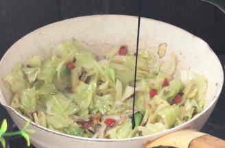 加入老抽和生抽，翻炒均匀