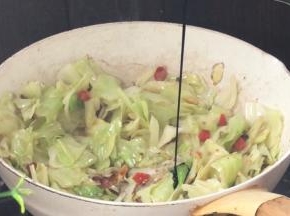 加入老抽和生抽，翻炒均匀