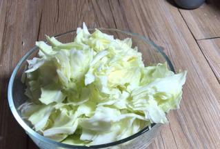 包菜洗净后撕成小块备用