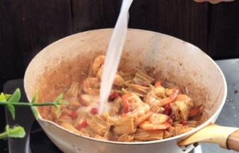 淋入淀粉水勾芡