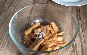 干腐竹中加入食用碱