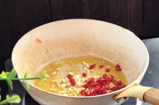 就着油锅，放入姜蒜和小米辣炒香