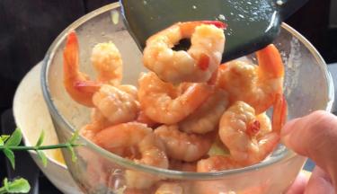 炒至断生，捞出备用