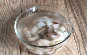虾仁洗净，沥水