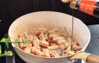 加入少许老抽和生抽炒匀入味