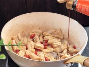 加入少许老抽和生抽炒匀入味