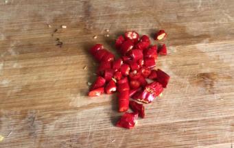 小米辣洗净，切成小圈备用