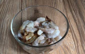 加入料酒、生抽、盐