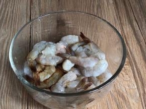 加入料酒、生抽、盐